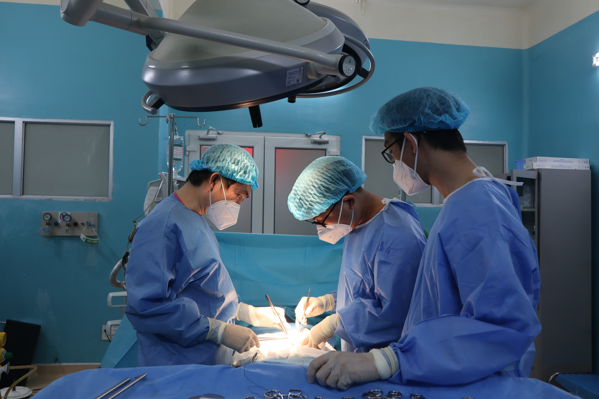 Nắp chai kim loại cắm v&agrave;o thực quản thanh ni&ecirc;n hơn 2 th&aacute;ng - Ảnh 1.