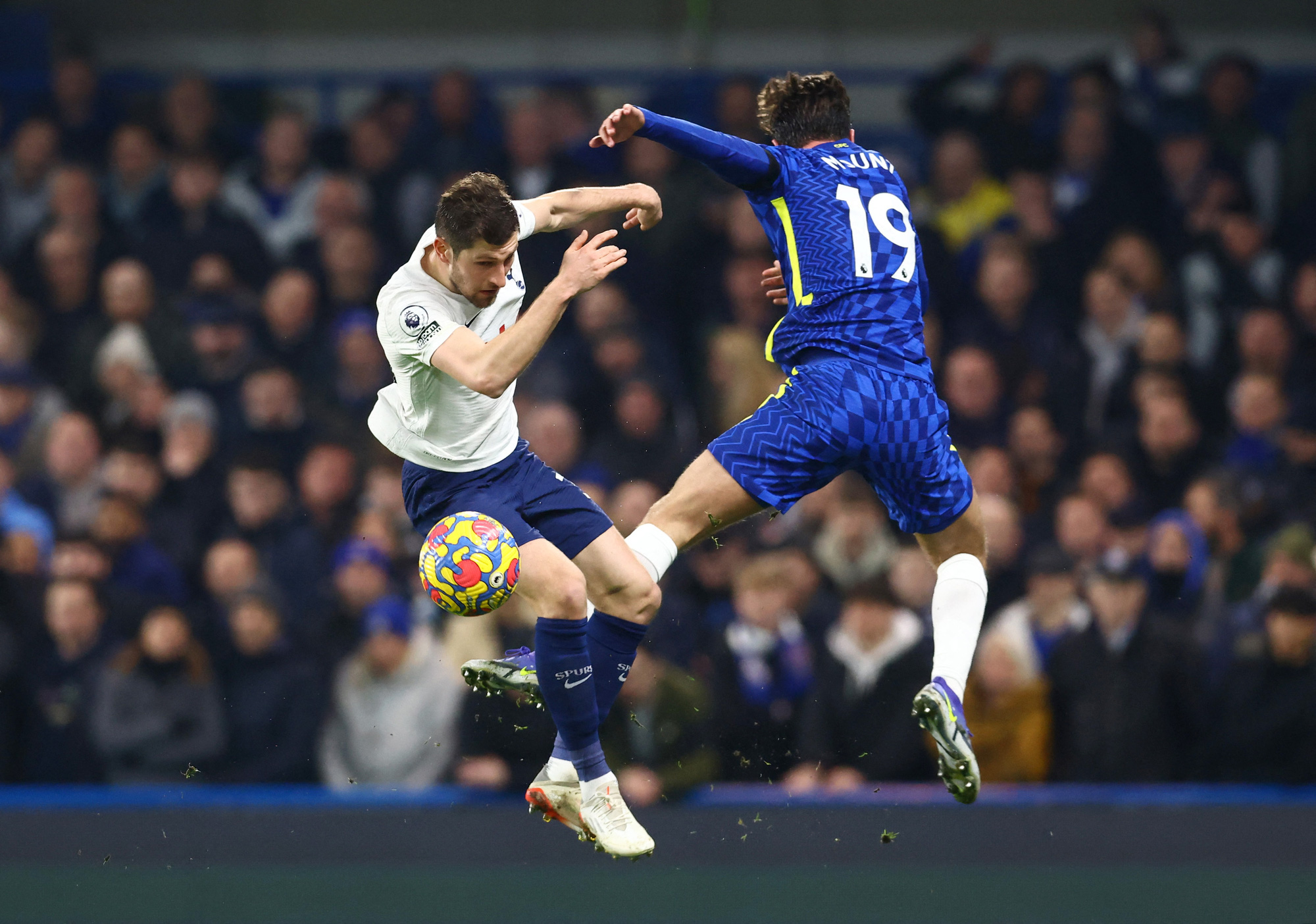 Tottenham thua ngỡ ng&agrave;ng, Chelsea thăng hoa tại Stamford Bridge - Ảnh 1.