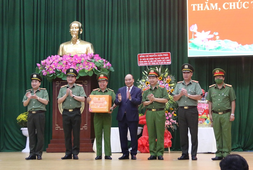 Chủ tịch nước Nguyễn Xuân Phúc thăm, chúc Tết Công an TP HCM