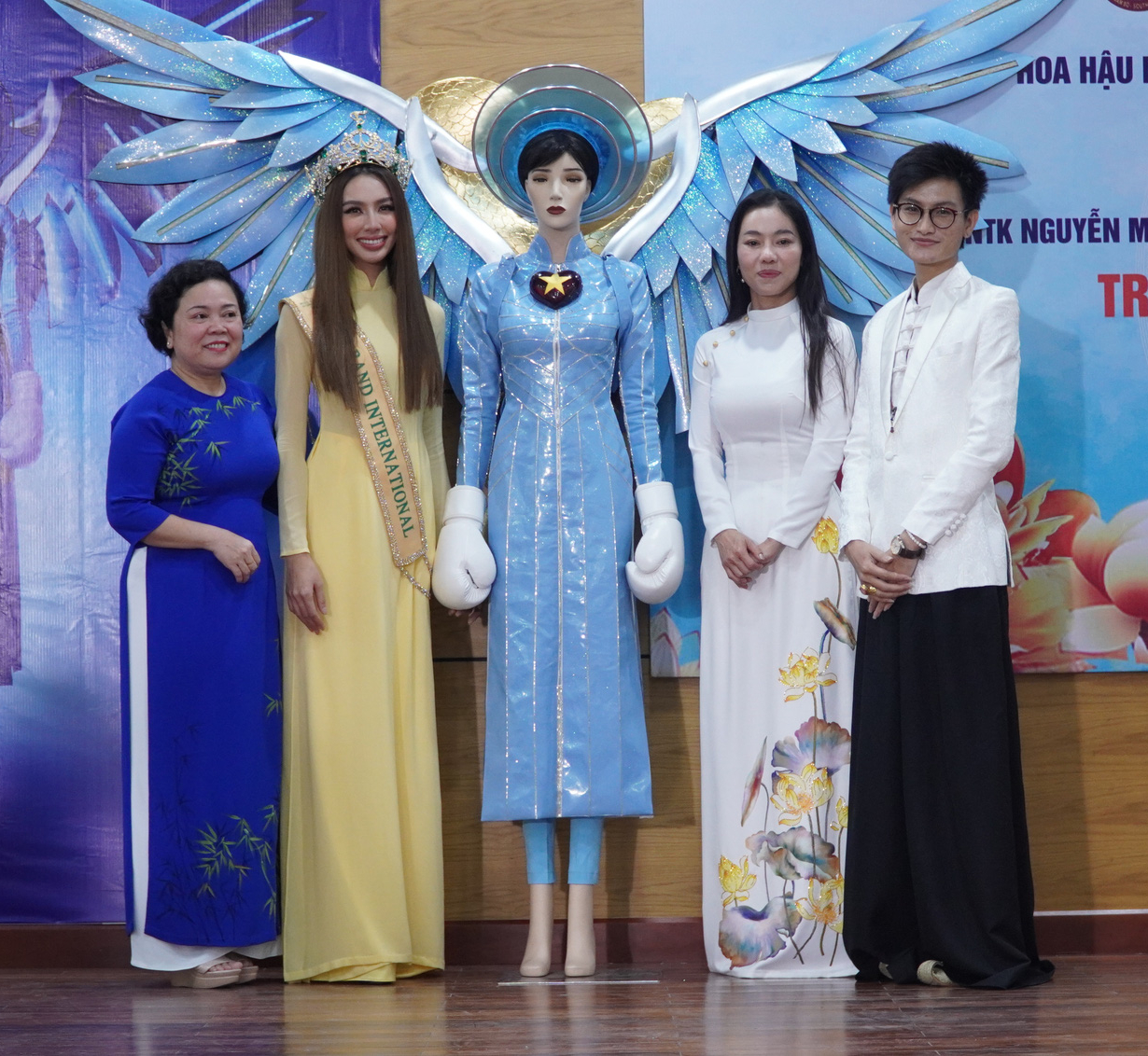 Hành động dễ thương của Hoa hậu Thùy Tiên trước khi tặng trang phục cho bảo tàng
