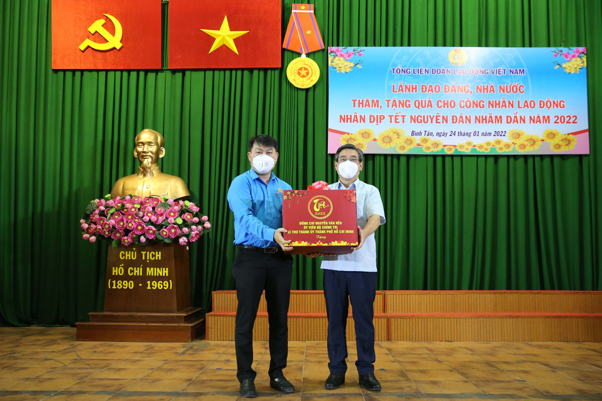 Công nhân Thành phố Hồ Chí Minh rộn rã đón Xuân - Ảnh 2.