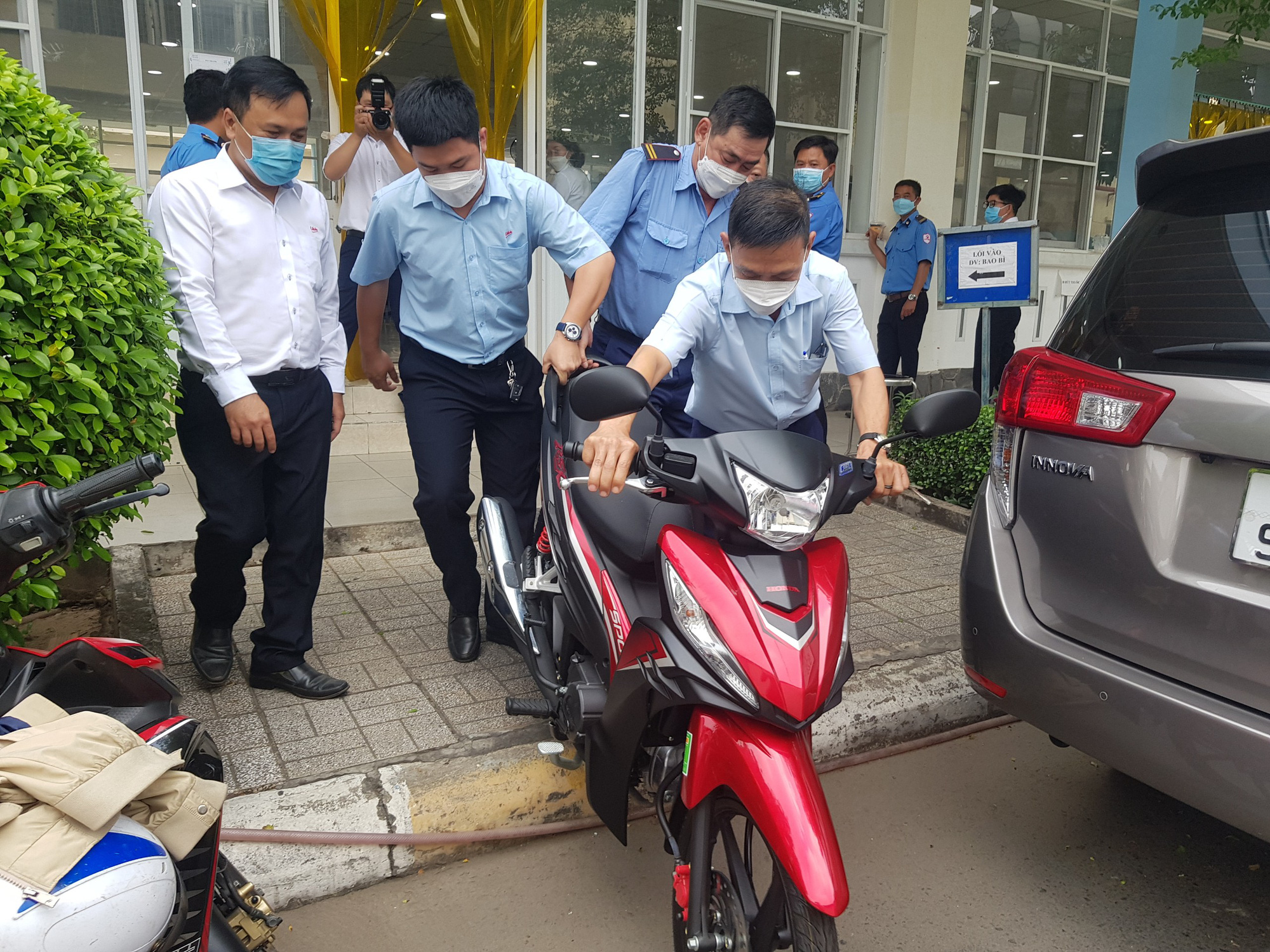 Công nhân giỏi được thưởng xe - Ảnh 3.
