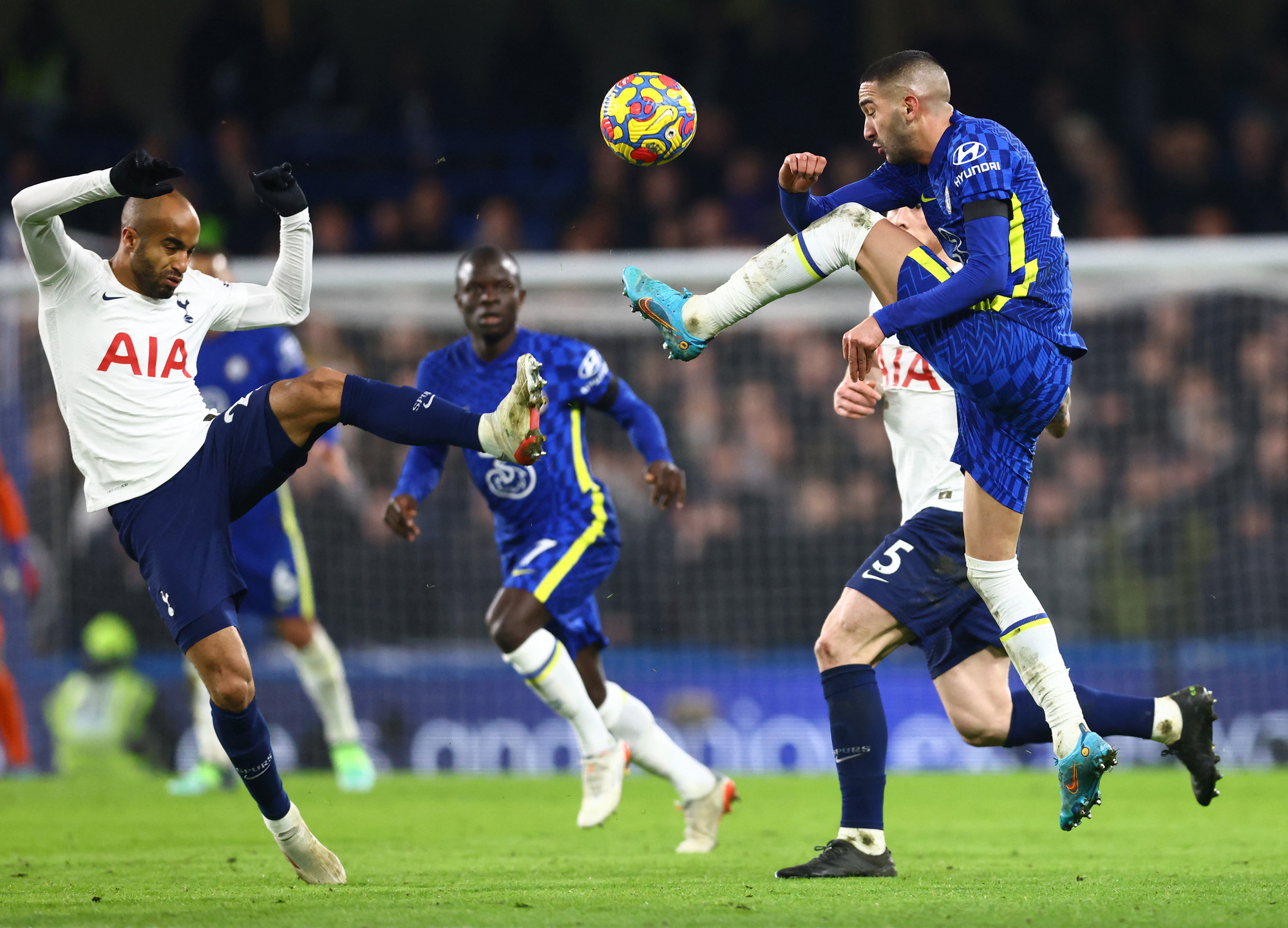 Tottenham thua ngỡ ng&agrave;ng, Chelsea thăng hoa tại Stamford Bridge - Ảnh 4.