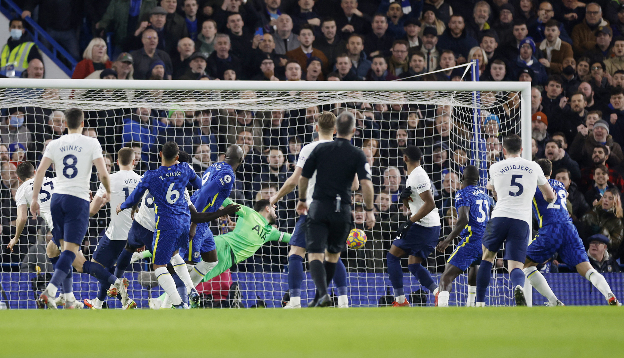 Tottenham thua ngỡ ng&agrave;ng, Chelsea thăng hoa tại Stamford Bridge - Ảnh 5.