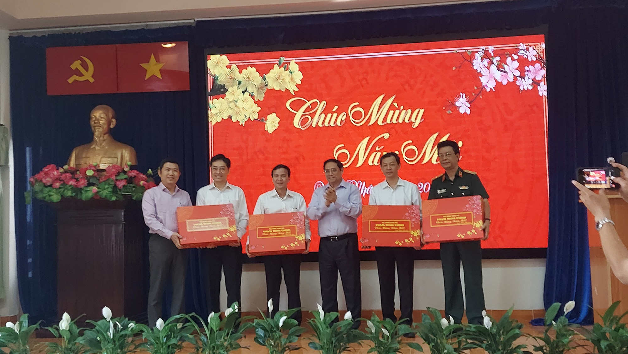 Thủ tướng Phạm Minh Ch&iacute;nh: Vắc-xin l&agrave; l&aacute; chắn tốt nhất hiện nay để ph&ograve;ng chống dịch - Ảnh 3.