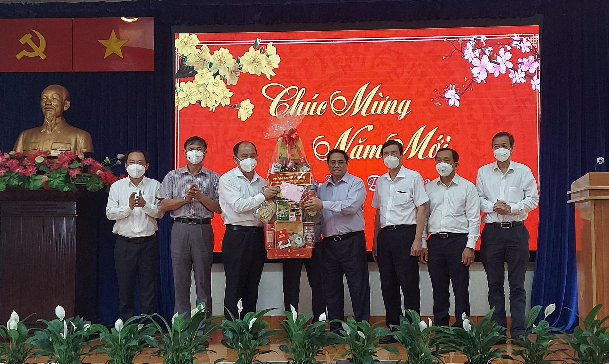 Thủ tướng Phạm Minh Ch&iacute;nh: Vắc-xin l&agrave; l&aacute; chắn tốt nhất hiện nay để ph&ograve;ng chống dịch - Ảnh 2.