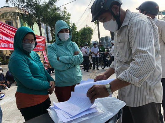 Bị nợ lương, hàng chục người kéo đến trụ sở công ty