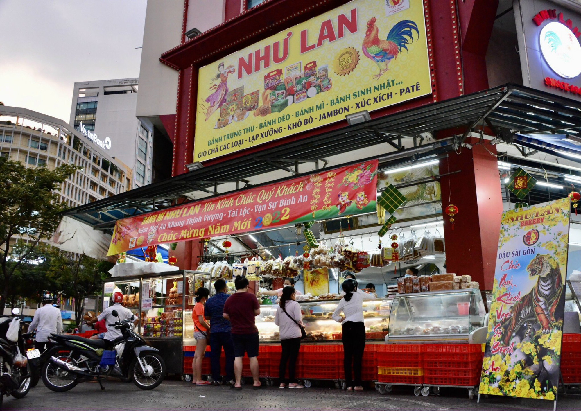Như Lan kính mời “ông Ba Mươi” xuống phố du Xuân
