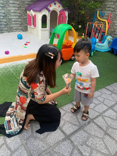 Trường mầm non t&igrave;m gi&aacute;o vi&ecirc;n trước khi mở cửa - Ảnh 1.