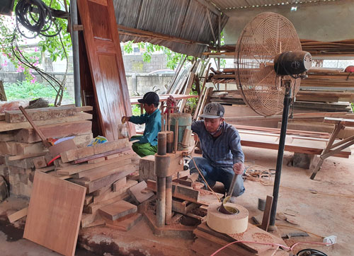 Chật vật l&agrave;ng nghề truyền thống ở miền Trung - Ảnh 1.