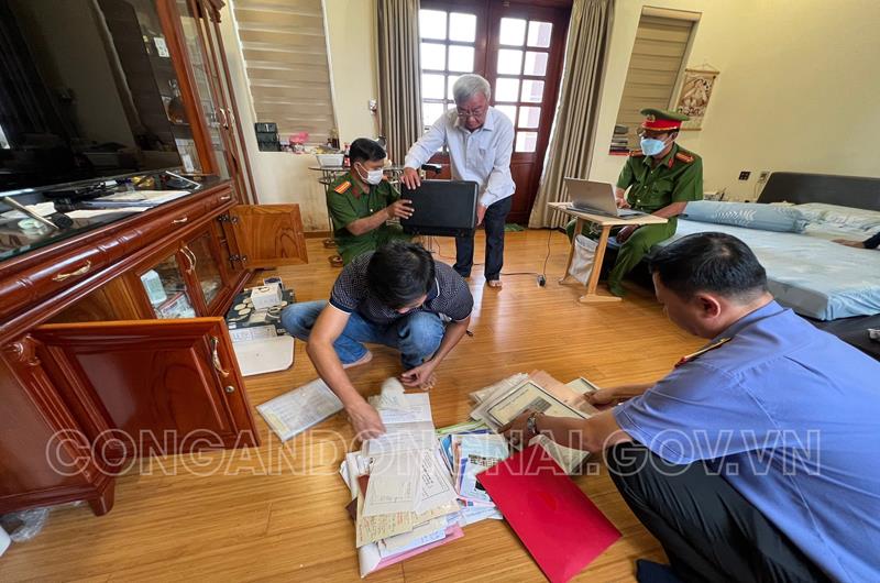 Công an bắt thêm nguyên giám đốc Trung tâm Phát triển quỹ đất tỉnh Đồng Nai - Ảnh 2.