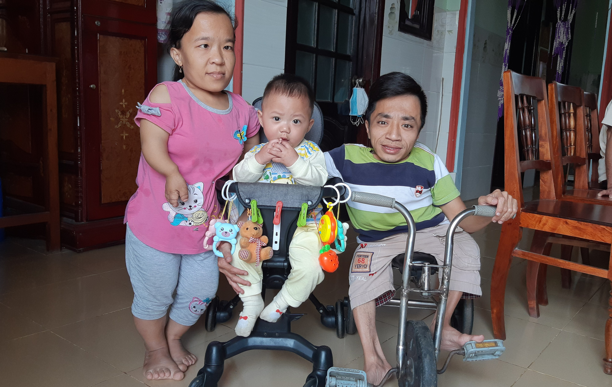 CLIP: Cuộc sống hạnh phúc của cặp đôi "tí hon"