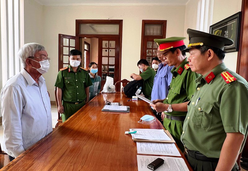 N&Oacute;NG: Bắt tạm giam chủ tịch v&agrave; nhiều c&aacute;n bộ phường Tam Phước, TP Bi&ecirc;n Ho&agrave; - Ảnh 4.