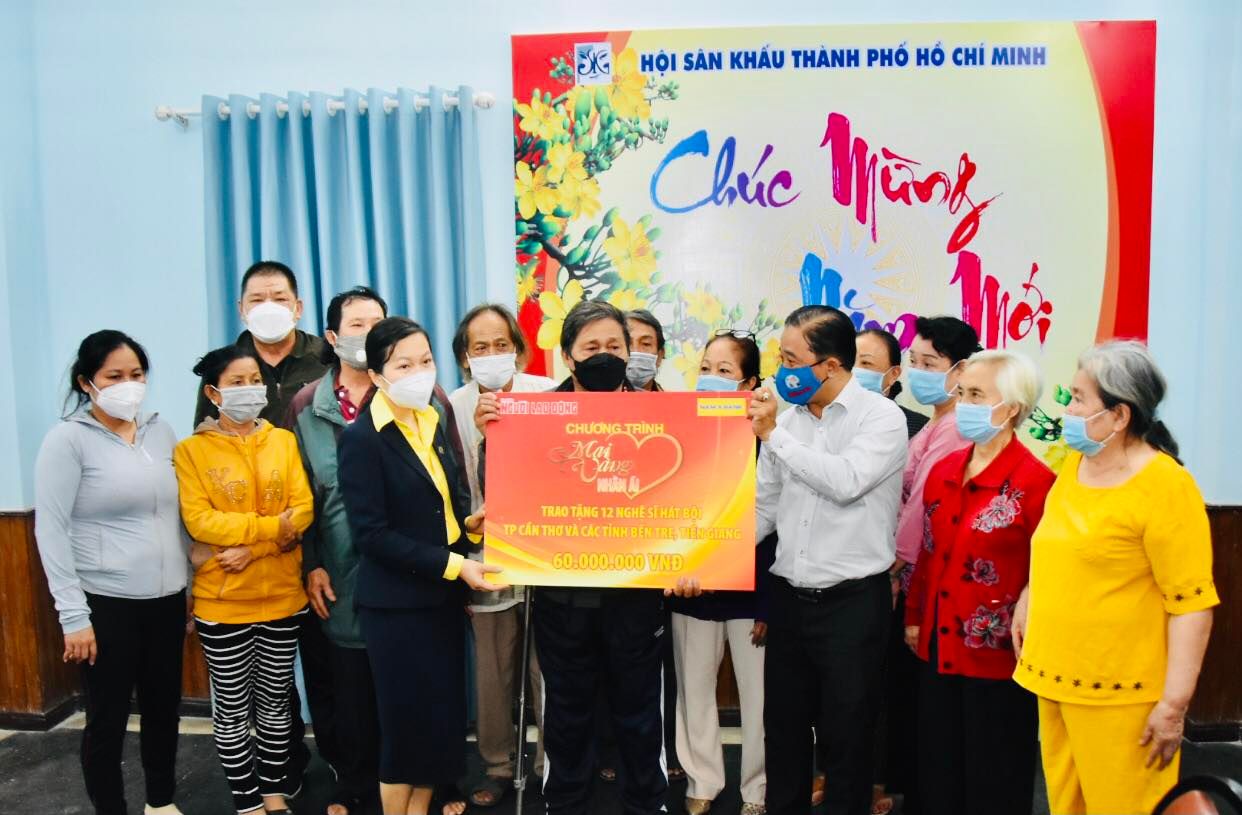 "Mai Vàng nhân ái" trao quà Tết cho 12 nghệ sĩ các tỉnh miền Tây