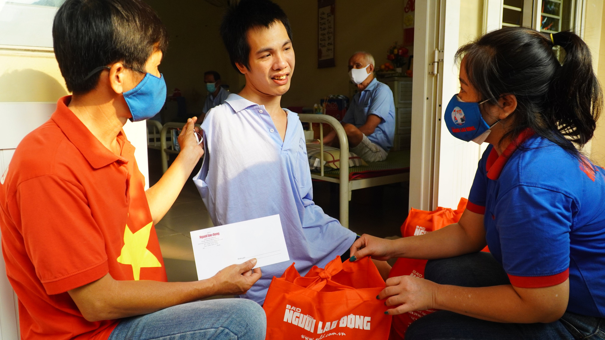 "Tết sẻ chia" đến với người khuyết tật và nghệ sĩ tại viện dưỡng lão