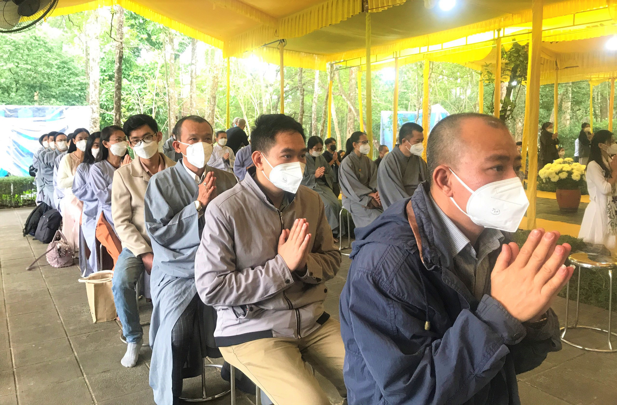 N&eacute;n t&acirc;m nhang tiễn biệt thiền sư Th&iacute;ch Nhất Hạnh - Ảnh 8.
