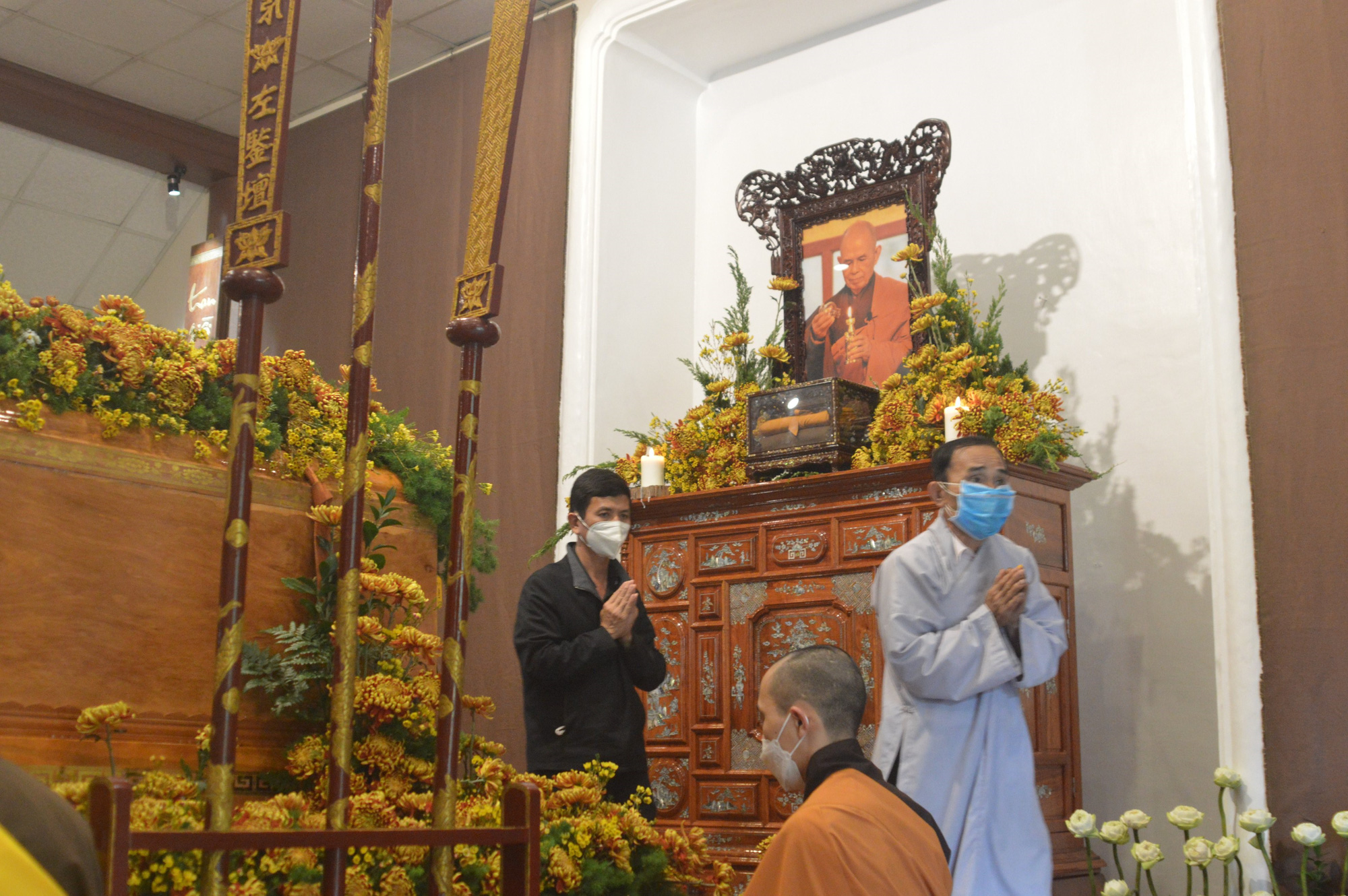 N&eacute;n t&acirc;m nhang tiễn biệt thiền sư Th&iacute;ch Nhất Hạnh - Ảnh 3.