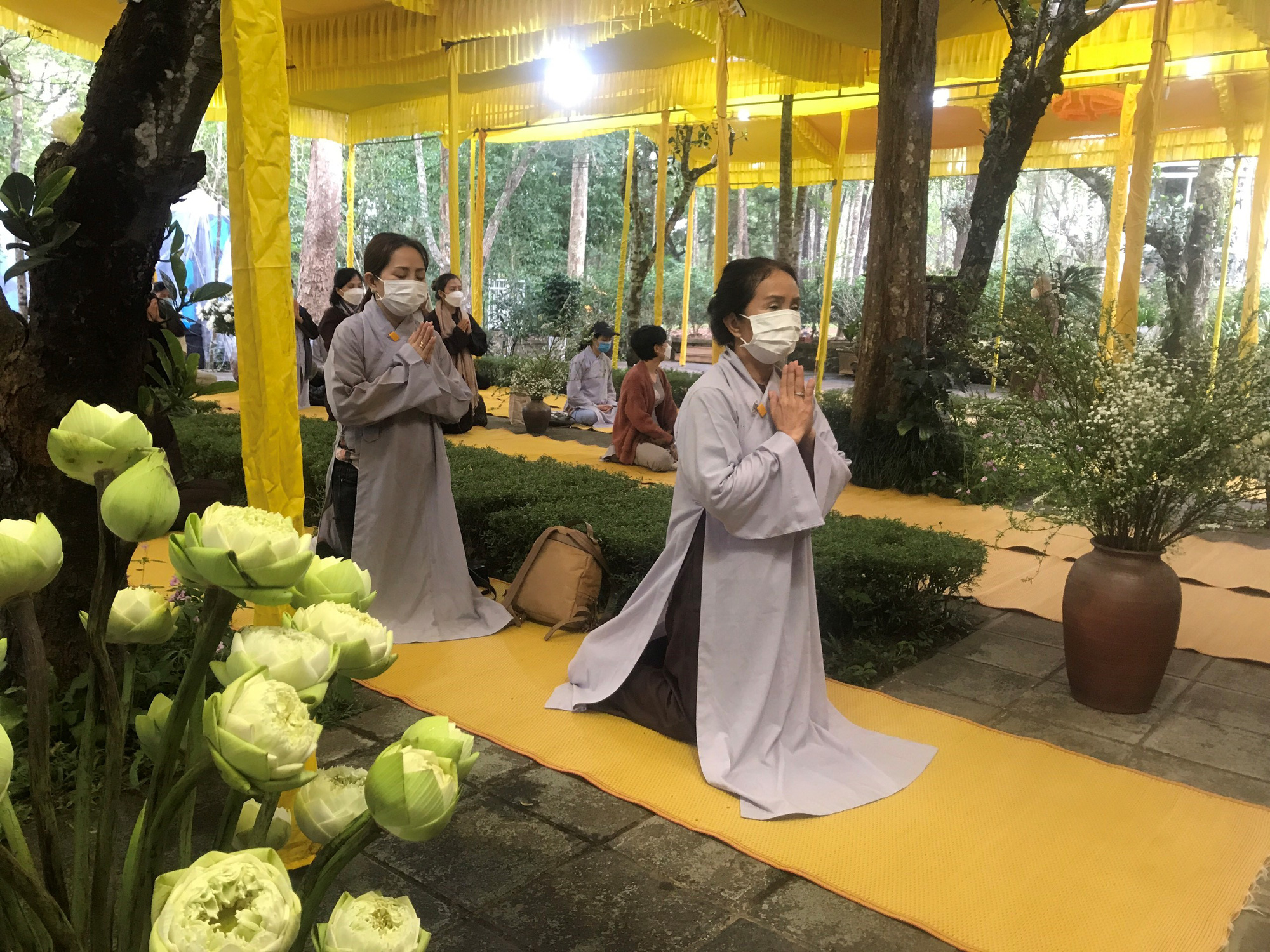N&eacute;n t&acirc;m nhang tiễn biệt thiền sư Th&iacute;ch Nhất Hạnh - Ảnh 10.