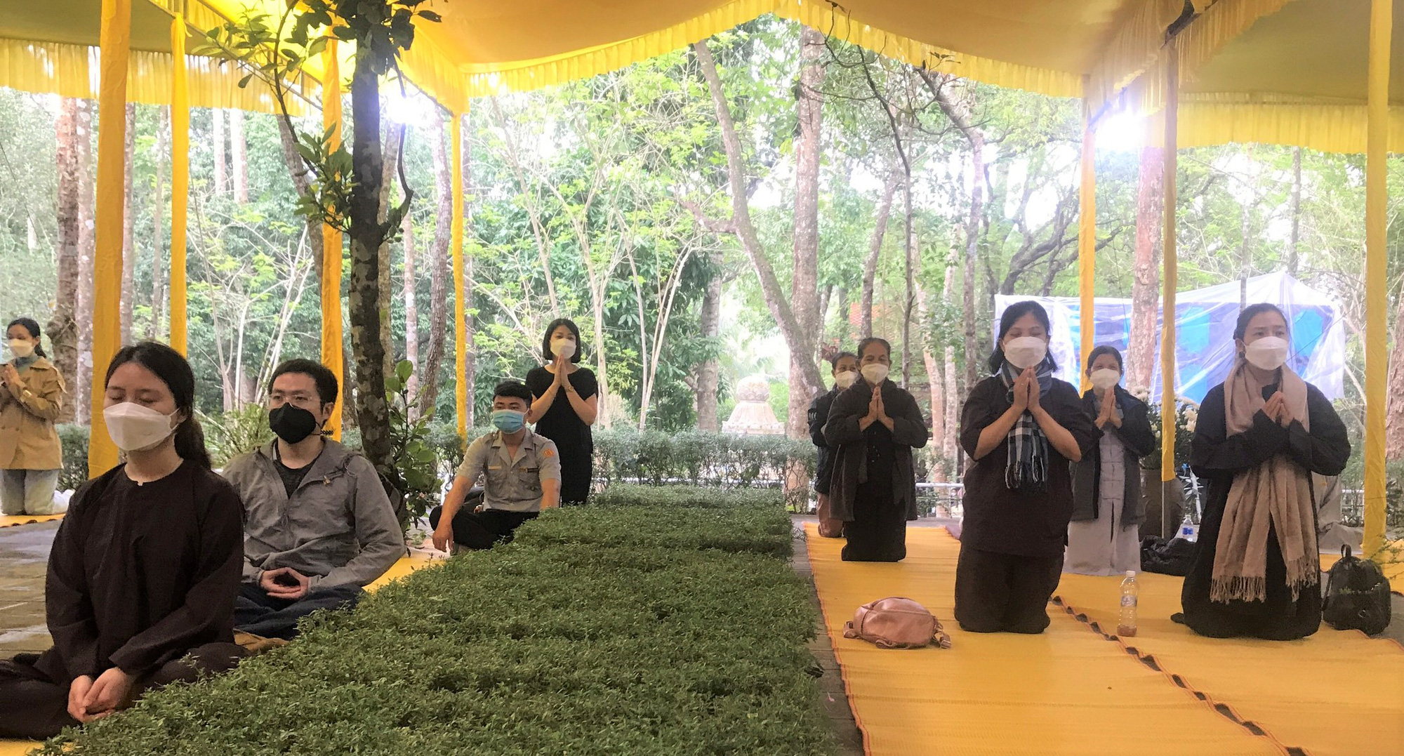 N&eacute;n t&acirc;m nhang tiễn biệt thiền sư Th&iacute;ch Nhất Hạnh - Ảnh 11.