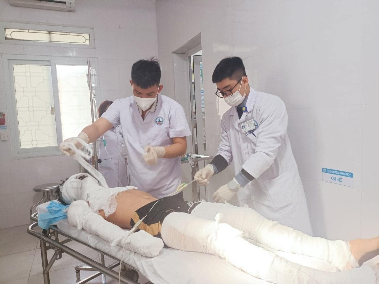Nghi đốt pháo hoa ngày ông Công ông Táo, học sinh lớp 11 bỏng nặng