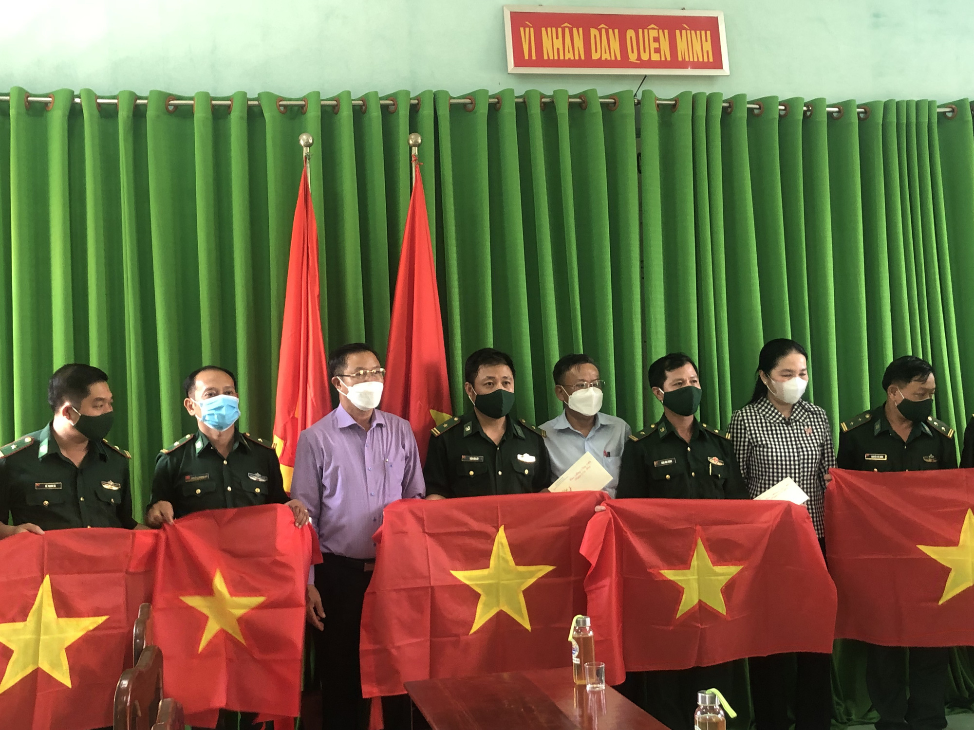 Đo&agrave;n thể Khối D&acirc;n - Ch&iacute;nh - Đảng TP HCM ch&uacute;c Tết chiến sĩ bi&ecirc;n giới tỉnh B&igrave;nh Phước - Ảnh 1.
