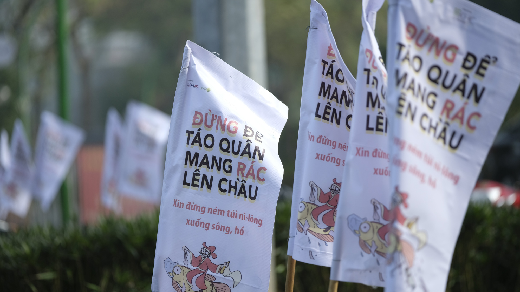 C&aacute; đi cầu trượt trong ng&agrave;y c&uacute;ng &ocirc;ng C&ocirc;ng &ocirc;ng T&aacute;o chầu trời - Ảnh 1.
