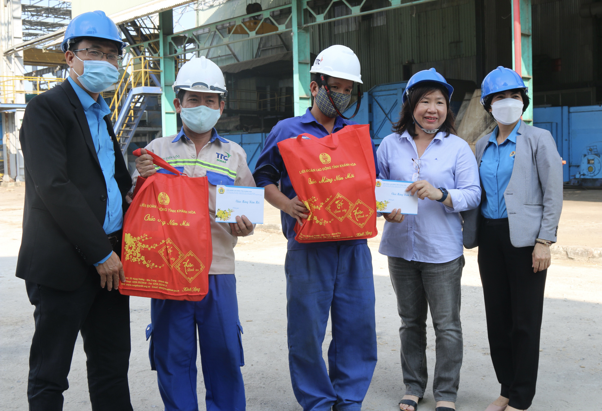 Công đoàn Khánh Hòa mang Tết đến công nhân khó khăn - Ảnh 3.