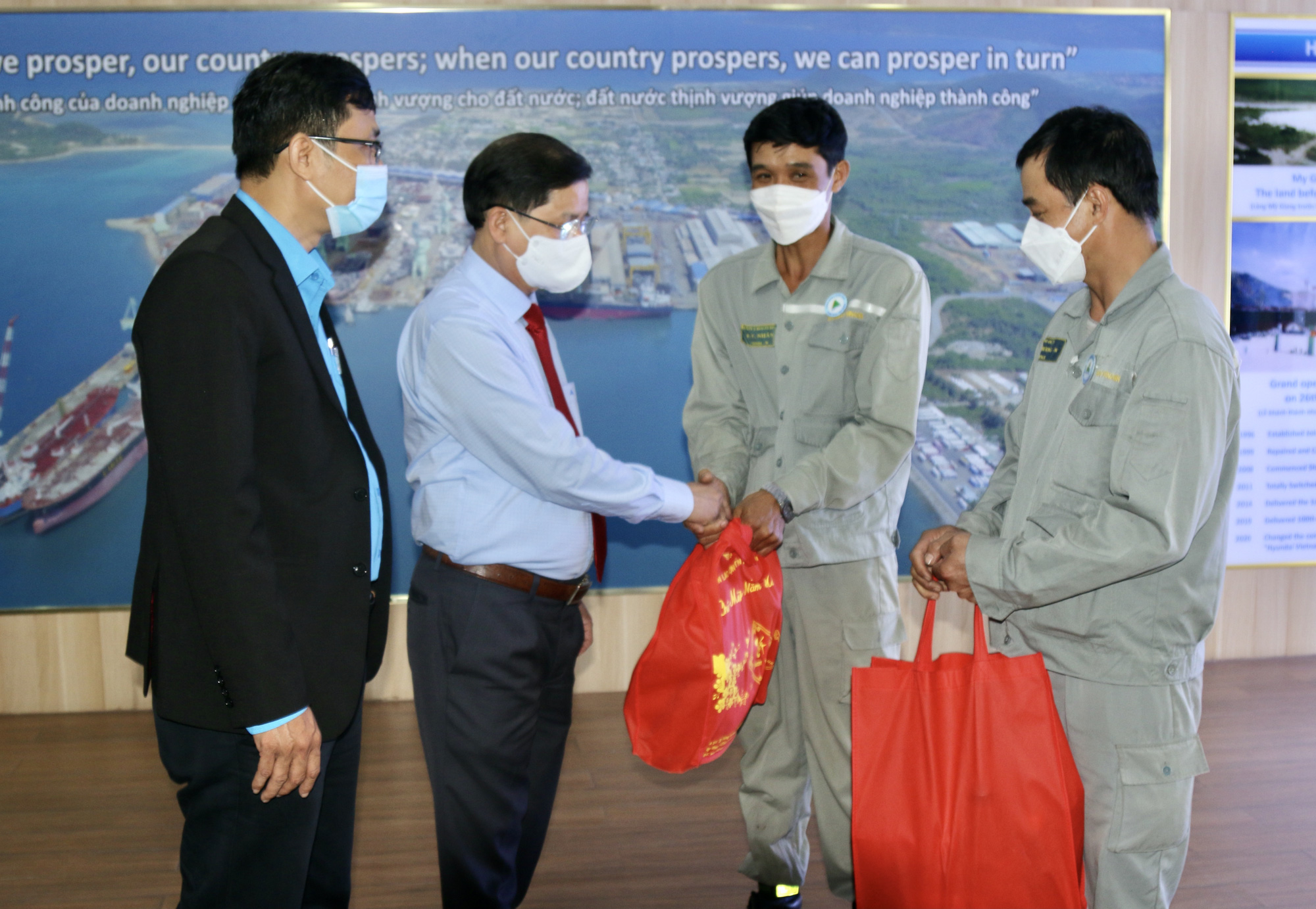 Công đoàn Khánh Hòa mang Tết đến công nhân khó khăn
