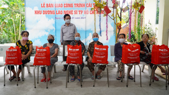 Tết sẻ chia đến với người khuyết tật v&agrave; nghệ sĩ tại viện dưỡng l&atilde;o - Ảnh 1.