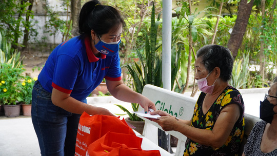 Tết sẻ chia đến với người khuyết tật v&agrave; nghệ sĩ tại viện dưỡng l&atilde;o - Ảnh 2.