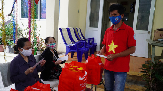 Tết sẻ chia đến với người khuyết tật v&agrave; nghệ sĩ tại viện dưỡng l&atilde;o - Ảnh 3.