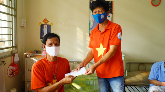 Tết sẻ chia đến với người khuyết tật v&agrave; nghệ sĩ tại viện dưỡng l&atilde;o - Ảnh 4.