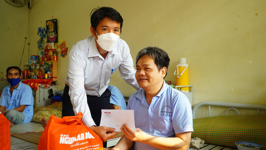Tết sẻ chia đến với người khuyết tật v&agrave; nghệ sĩ tại viện dưỡng l&atilde;o - Ảnh 5.
