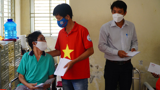 Tết sẻ chia đến với người khuyết tật v&agrave; nghệ sĩ tại viện dưỡng l&atilde;o - Ảnh 7.