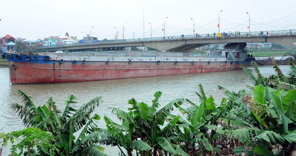 Sà lan chở xi măng tông nứt gầm cầu Thái Bình