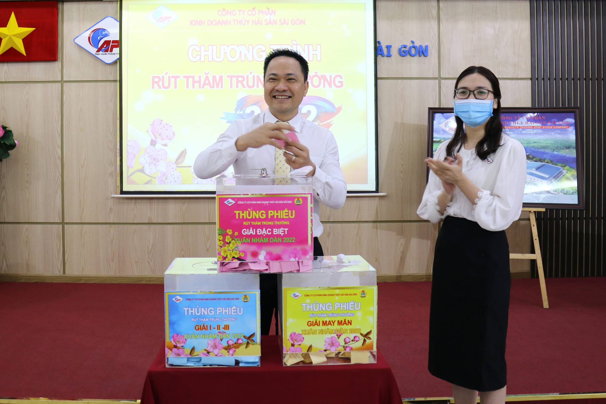 Gi&aacute;m đốc g&oacute;p tiền mua qu&agrave; Tết cho c&ocirc;ng nh&acirc;n - Ảnh 2.