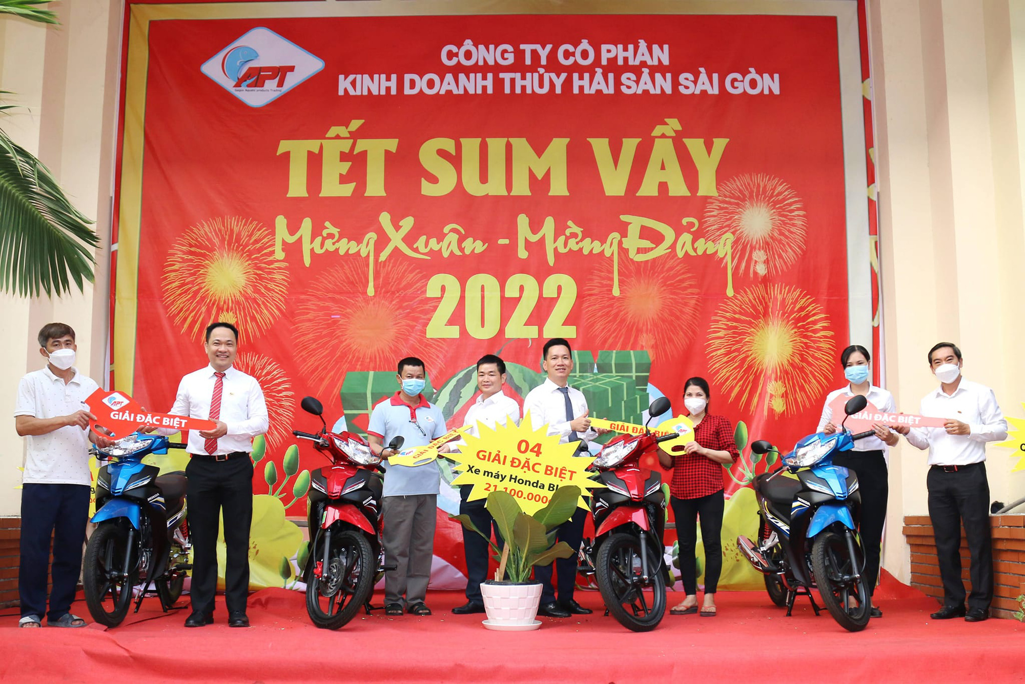 Gi&aacute;m đốc g&oacute;p tiền mua qu&agrave; Tết cho c&ocirc;ng nh&acirc;n - Ảnh 1.