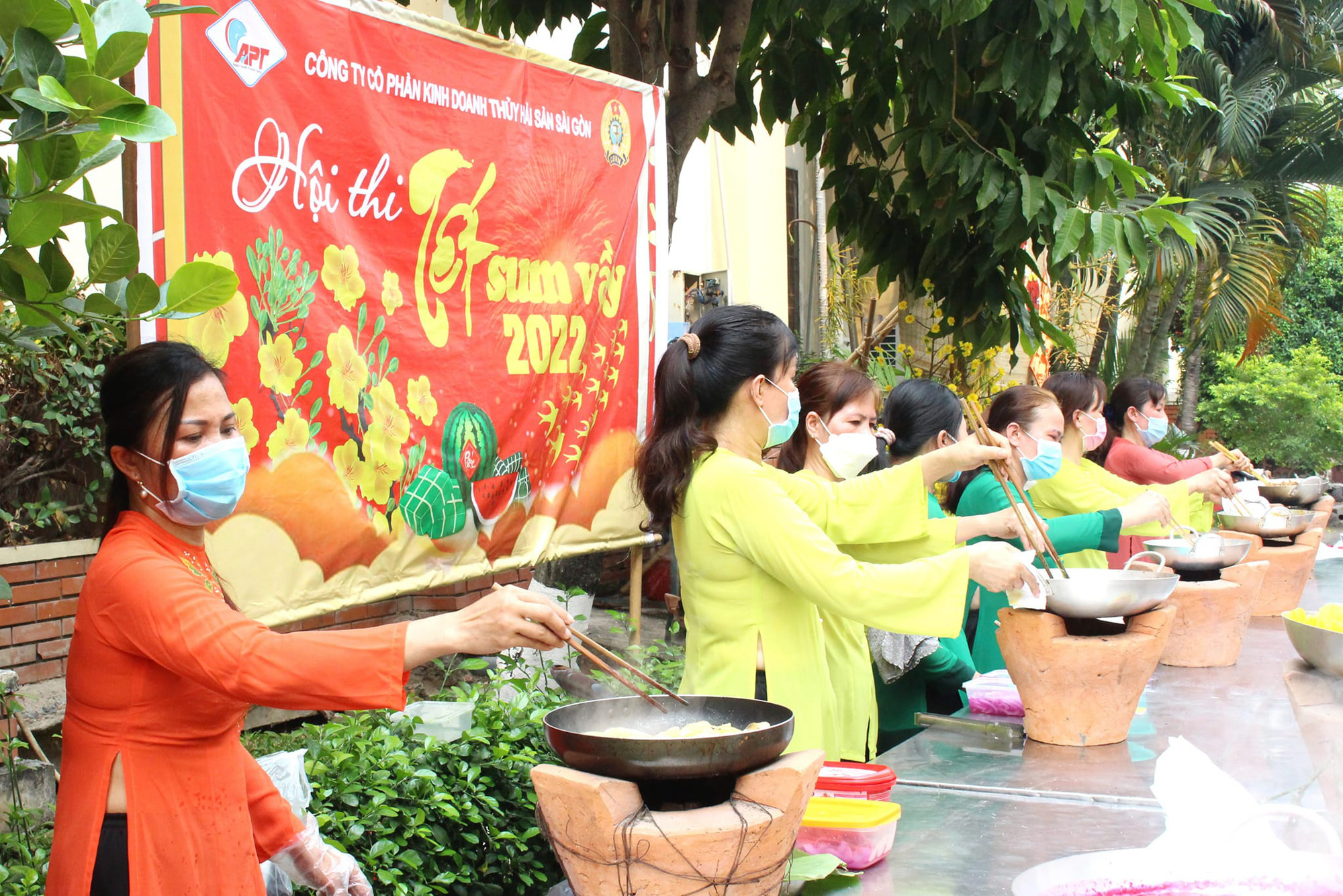 Gi&aacute;m đốc g&oacute;p tiền mua qu&agrave; Tết cho c&ocirc;ng nh&acirc;n - Ảnh 7.