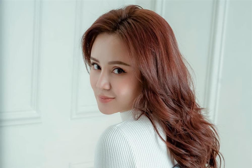 Ca sĩ Vy Oanh yêu cầu bà Phương Hằng bồi thường 1 tỉ đồng