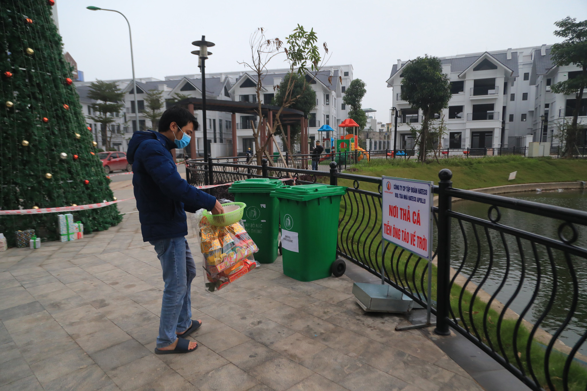 C&aacute; đi cầu trượt trong ng&agrave;y c&uacute;ng &ocirc;ng C&ocirc;ng &ocirc;ng T&aacute;o chầu trời - Ảnh 4.