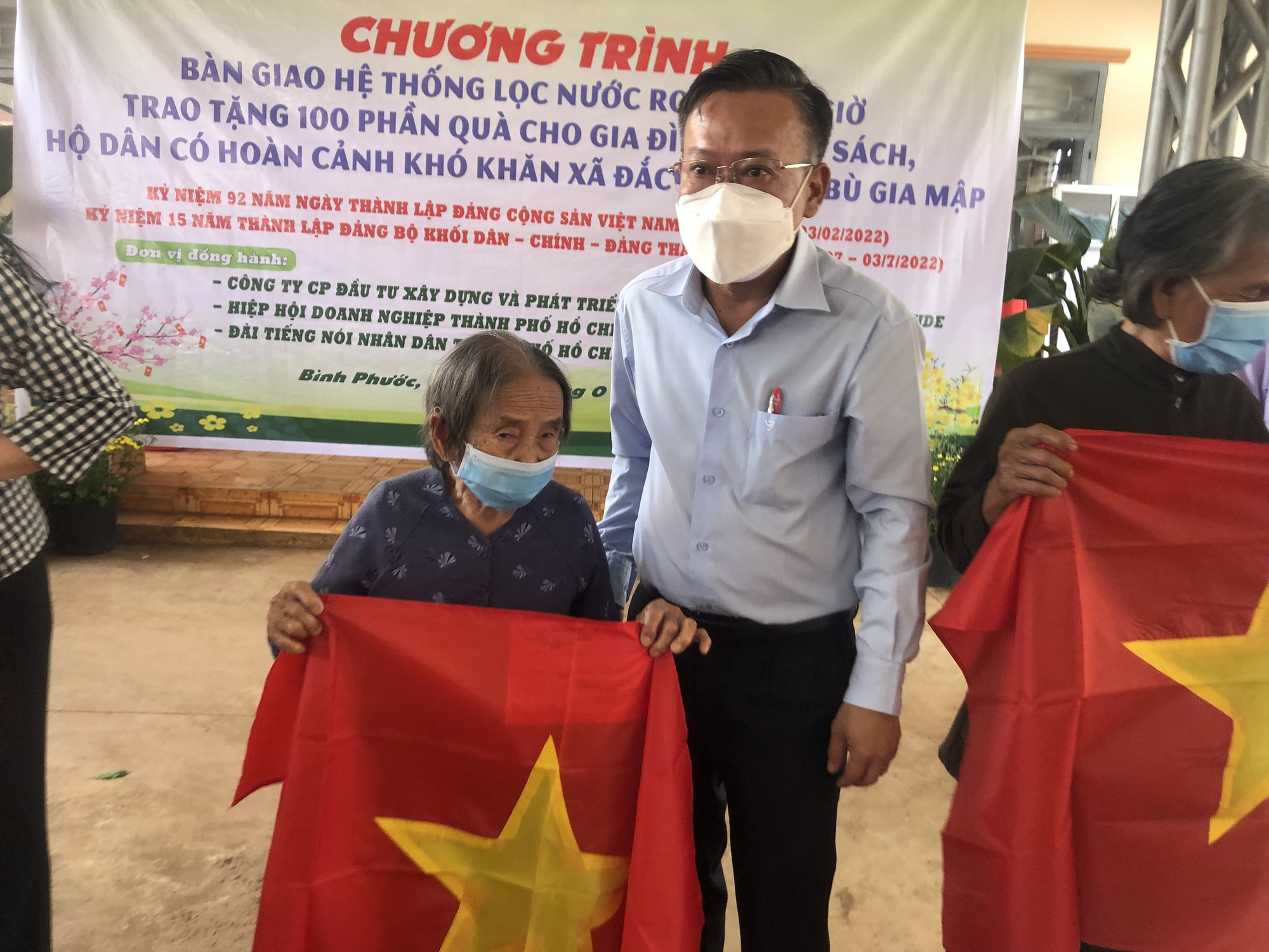 Đoàn thể Khối Dân - Chính - Đảng TP HCM chúc Tết chiến sĩ biên giới tỉnh Bình Phước