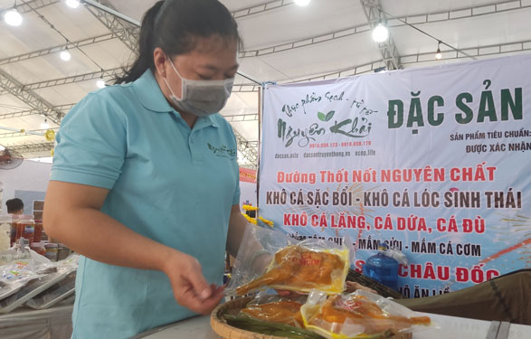 G&agrave; ủ muối g&acirc;y sốt m&ugrave;a Tết - Ảnh 1.