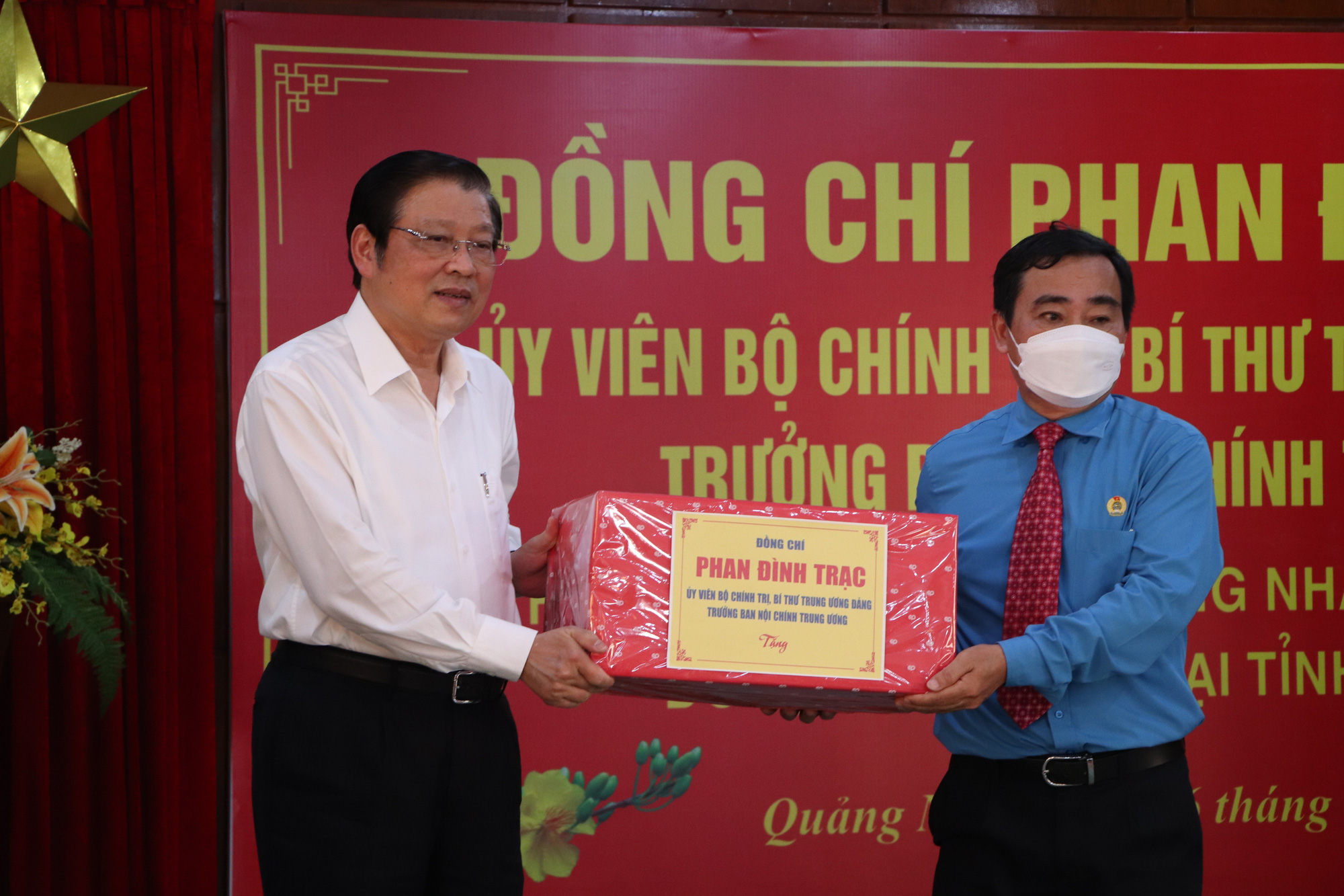 Trưởng Ban Nội ch&iacute;nh Trung ương Phan Đ&igrave;nh Trạc trao qu&agrave; Tết cho c&ocirc;ng nh&acirc;n Quảng Nam - Ảnh 2.