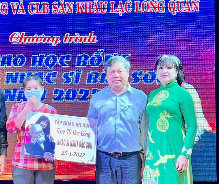 Trao học bổng Nhạc sĩ Bắc Sơn cho con em nghệ sĩ nghèo đón Tết
