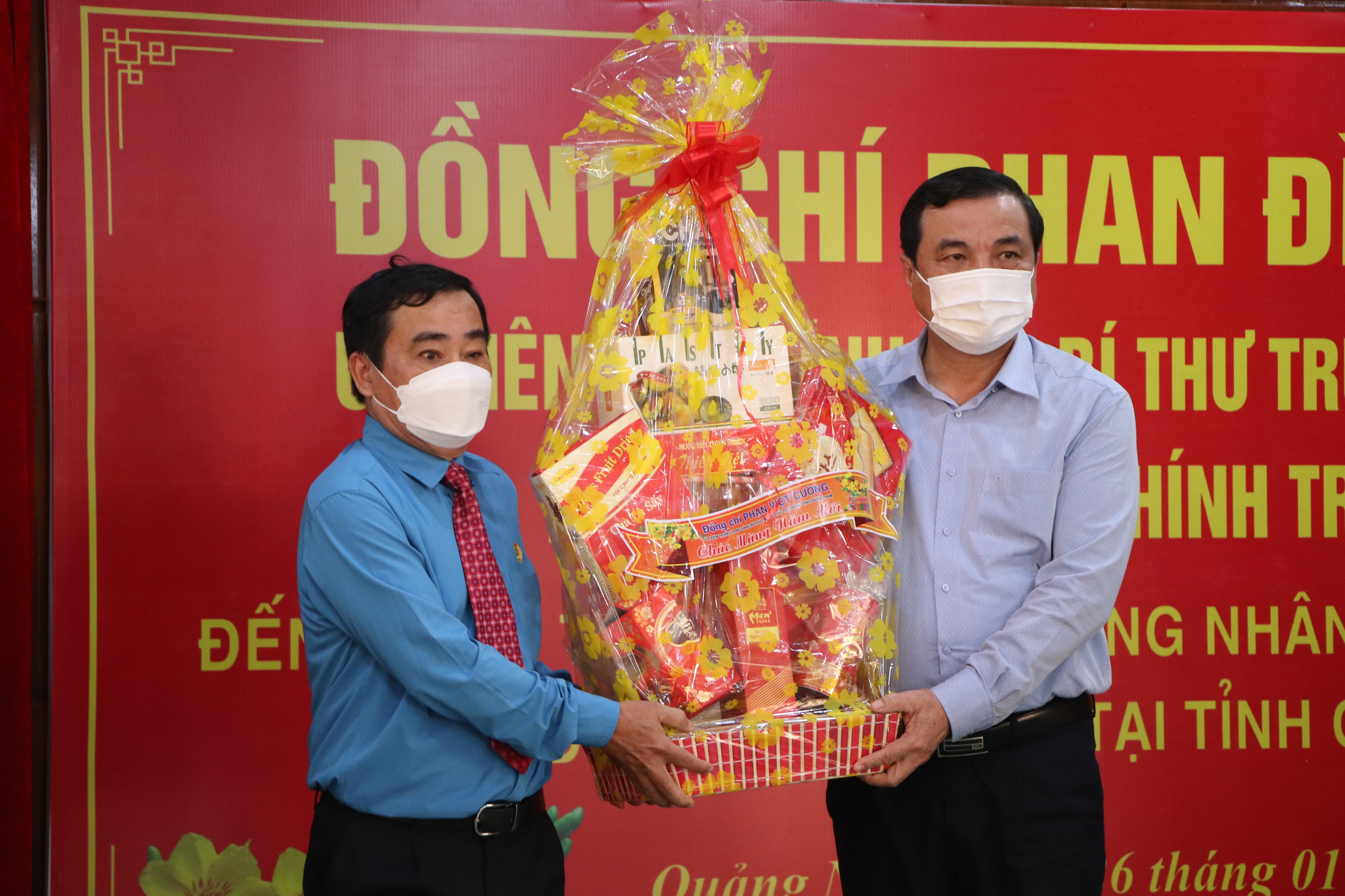 Trưởng Ban Nội ch&iacute;nh Trung ương Phan Đ&igrave;nh Trạc trao qu&agrave; Tết cho c&ocirc;ng nh&acirc;n Quảng Nam - Ảnh 3.