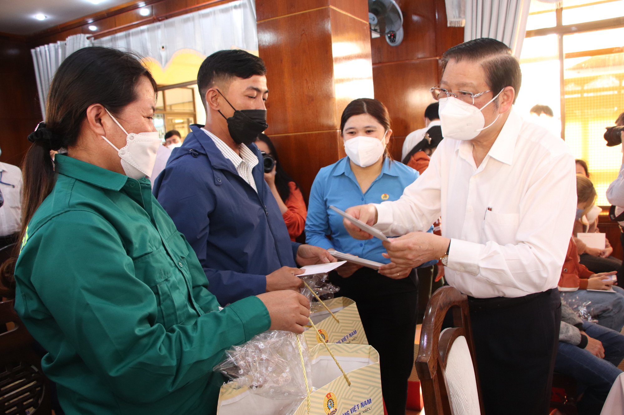 Trưởng Ban Nội chính Trung ương Phan Đình Trạc trao quà Tết cho công nhân Quảng Nam
