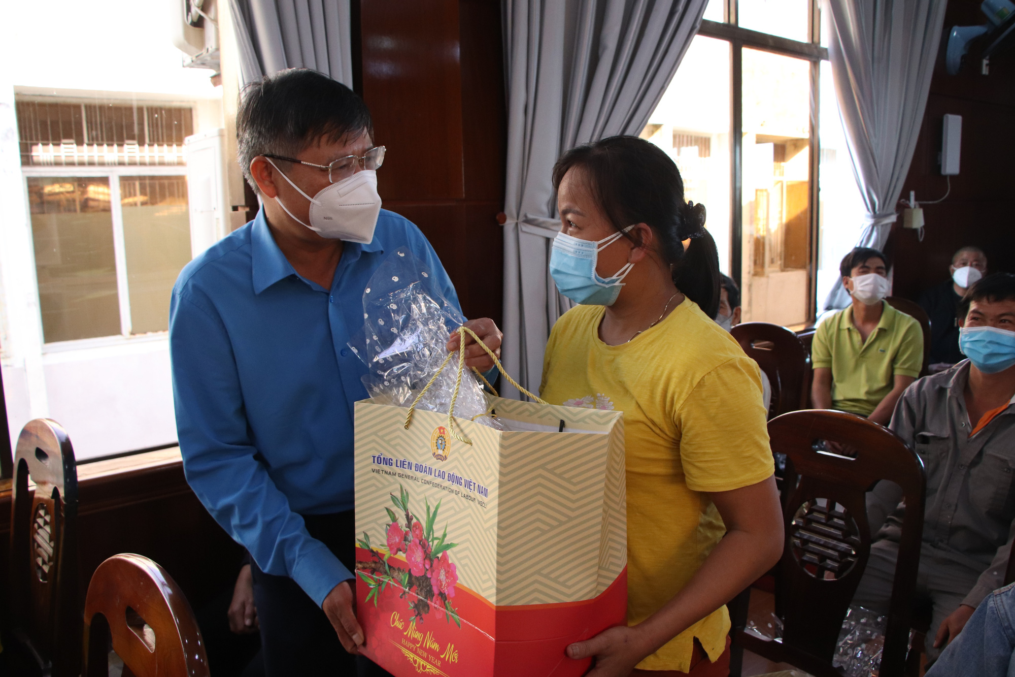 Trưởng Ban Nội ch&iacute;nh Trung ương Phan Đ&igrave;nh Trạc trao qu&agrave; Tết cho c&ocirc;ng nh&acirc;n Quảng Nam - Ảnh 6.