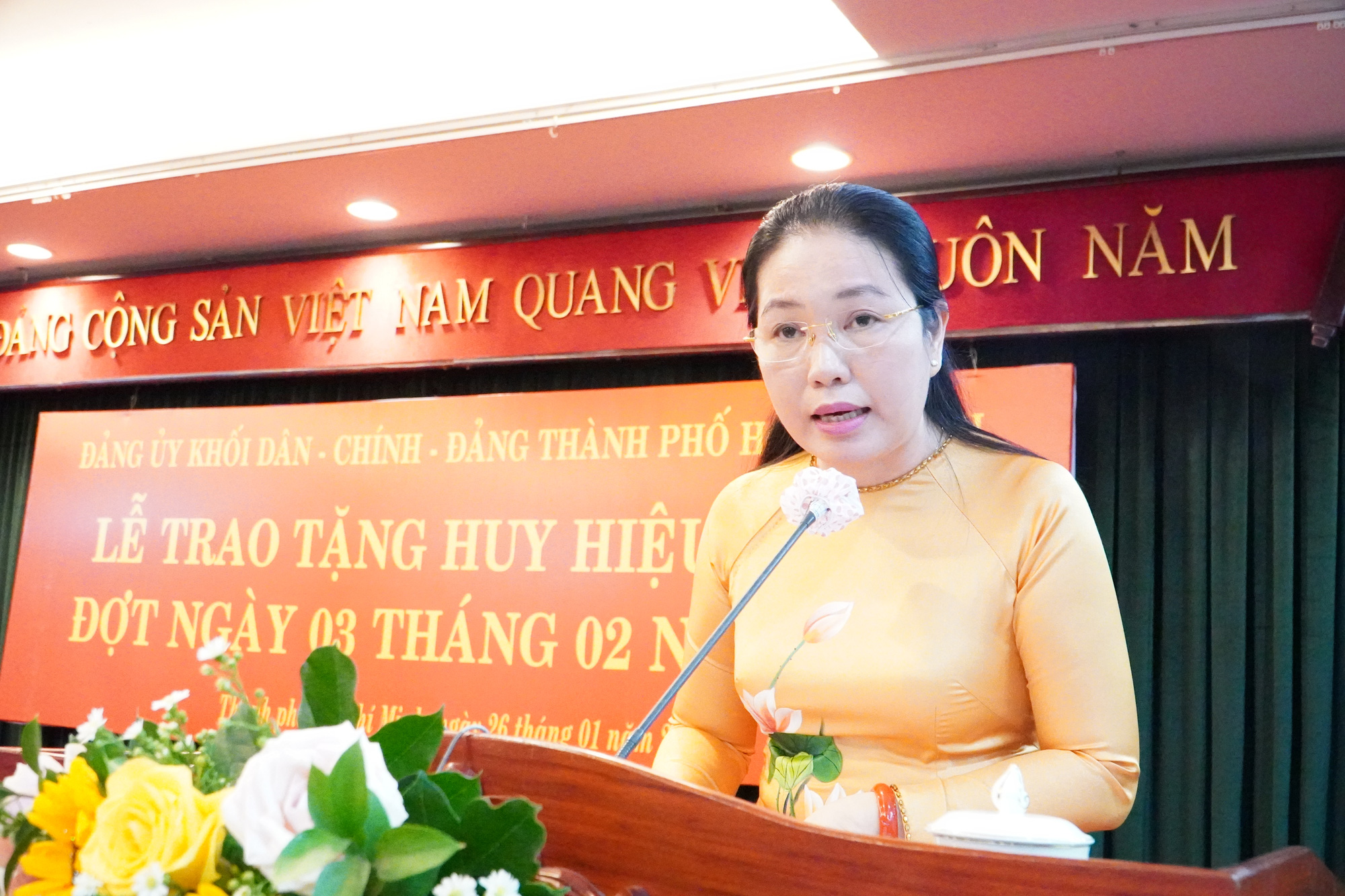 TP HCM: &Ocirc;ng Nguyễn Văn Lưu nhận Huy hiệu 40 năm tuổi Đảng - Ảnh 2.