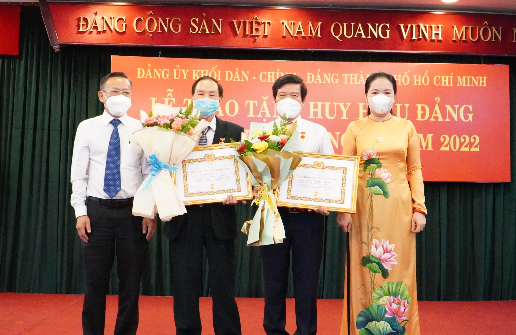 TP HCM: Ông Nguyễn Văn Lưu nhận Huy hiệu 40 năm tuổi Đảng