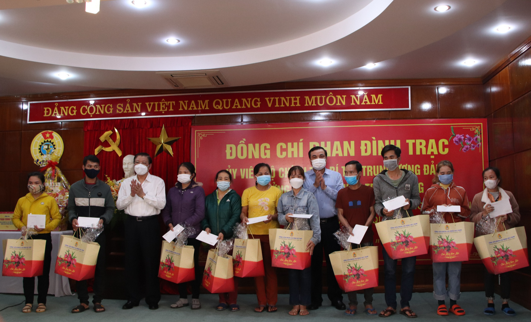 Trưởng Ban Nội ch&iacute;nh Trung ương Phan Đ&igrave;nh Trạc trao qu&agrave; Tết cho c&ocirc;ng nh&acirc;n Quảng Nam - Ảnh 4.